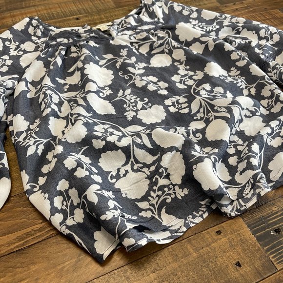 Como Blu women’s soft and light blue and white top size medium. - Picture 3 of 8